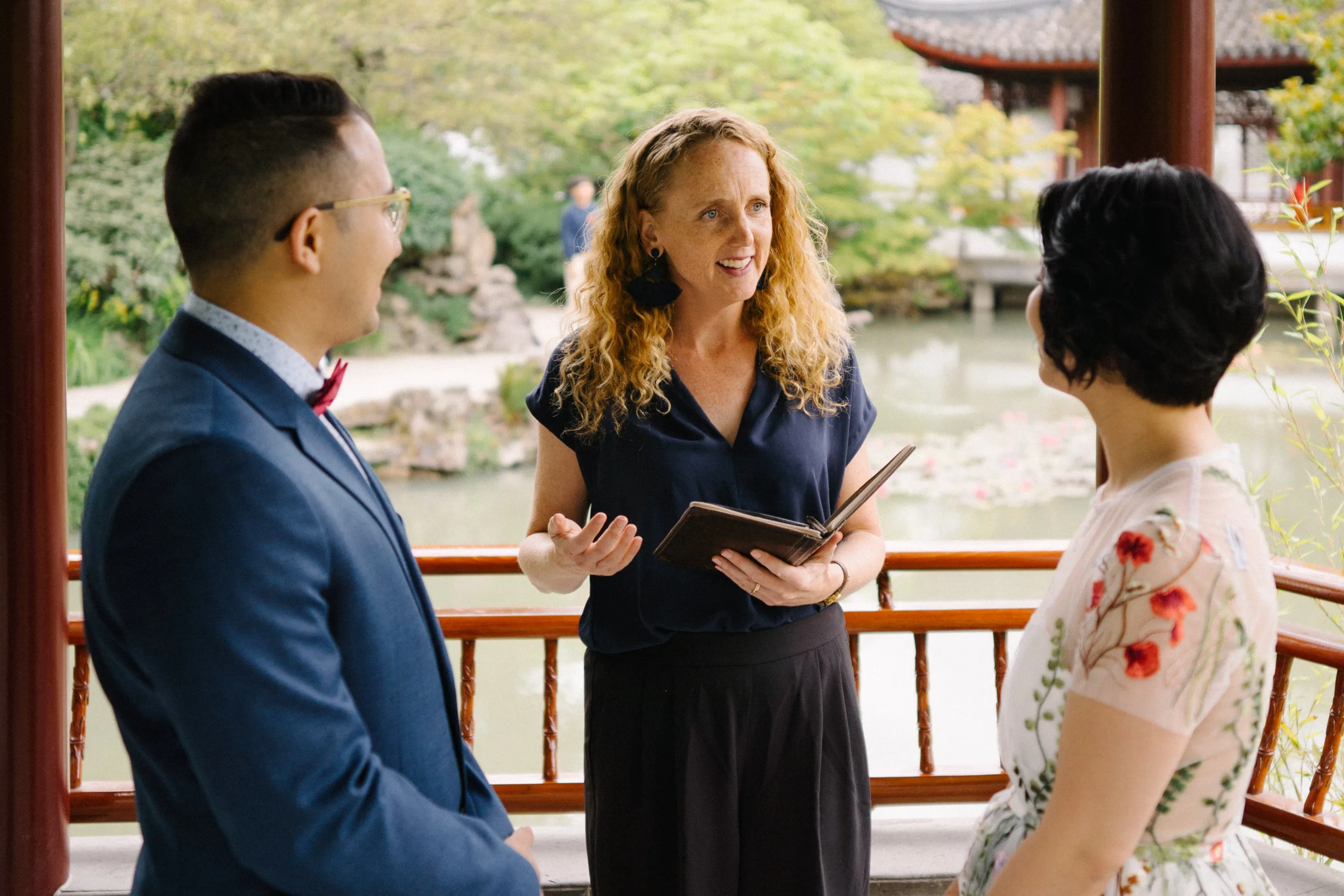 Officiant Jane leading a Dr. Sun Yat-Sen Classical Chinese Garden wedding ceremony